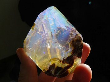 hyalit a sklenený opál
